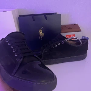 Intressekoll på lanvin - Tjo kör nu ett intresse koll på ett par lanvin skor dem är i storlek 43 och låda o dust bag kommer med. Finns dock ett jätte litet hål i skon vilket jag inte ens har märkt av sedan nu inget man tänker på eller syns. Ställ gärna frågor Mvh Victor😄