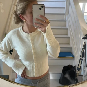 Beige kofta - Jättesöt beige kofta i väldigt bra skick!😍 Köpt på second hand och har tyvärr ingen lapp i sig så vet inte vart den är ifrån☺️ Står inte heller någon storlek men skulle säga S ungefär🫶🏽