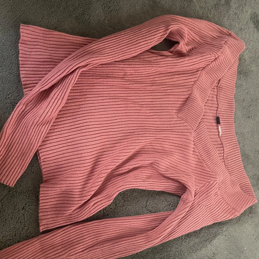 jättesöt rosa ribbad tröja, vet ej vart den är ifrån eller storlek men skulle nog passa XXS-M då den är stretchig. offshoulder och jättefint skick. Toppar.