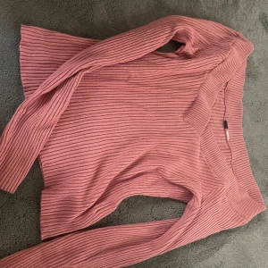 rosa ribbad tröja - jättesöt rosa ribbad tröja, vet ej vart den är ifrån eller storlek men skulle nog passa XXS-M då den är stretchig. offshoulder och jättefint skick