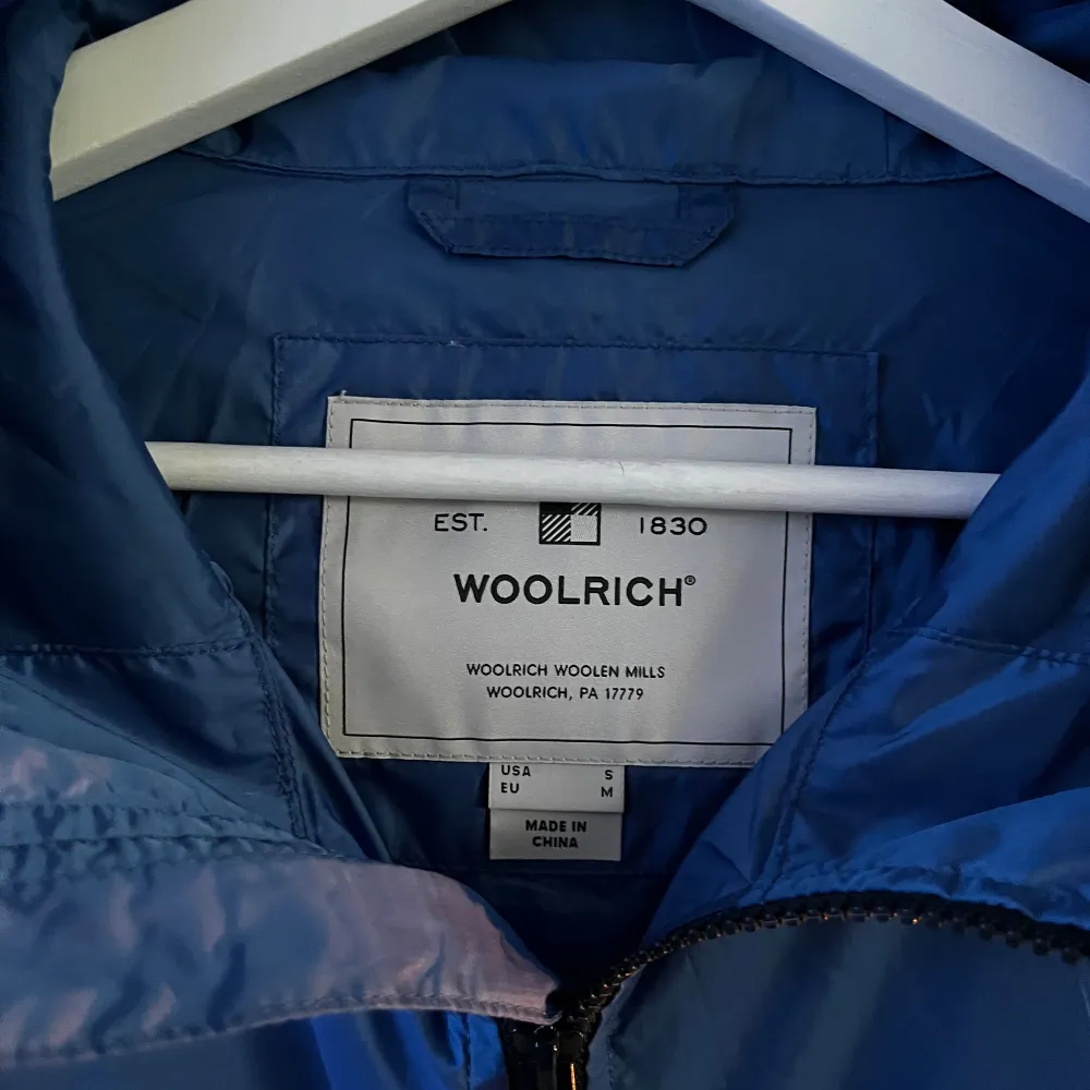 Helt ny woolrich windbraker i st M (tts) retail pris ligger runt 4000kr! Perfekt jacka nu till hösten, priset är ej hugget i sten! Vid minsta fundering bara hör av dig 📩. Jackor.