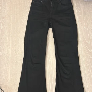 Utsvängda jeans  - Ett par jätte snygga jeans som är i bra kvalite broende på märket inga defekter säljer pågrund av att de inte passar längre kontakta om frågor eller fler bilder prisförslag går bra