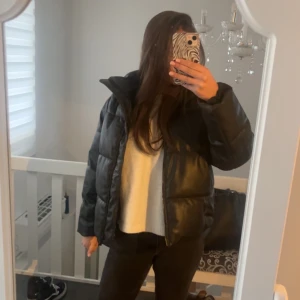 Vinterjacka  - Vinterjacka från hm, gammal modell säljs inte längre. Tjock och varm perfekt till vintern. Storlek s, tryck INTE köp nu