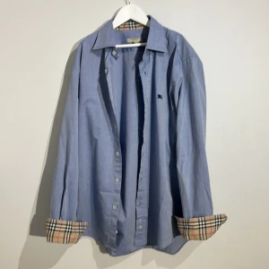 Burberry skjorta - Säljer denna feta burberry skjorta. Skick: 10/10 aldrig använd och har inga defekter. Storleken är medium. Org pris 5500, mitt pris: 999kr. 