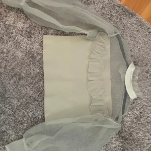 Grön blues/tröja - Hej! Säljer denna gröna tröjan då den inte kommer till användning! Köptes för 450kr nypris.💕