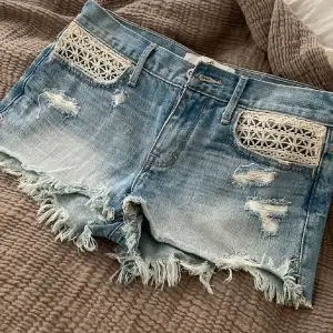 Säljer dessa jeanshorts 