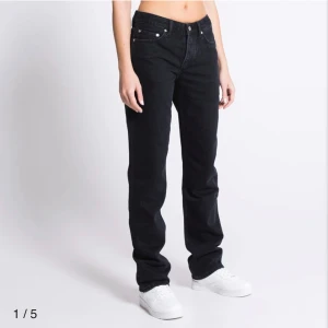 Low wais jeans - Storleken är liten i storleken så passar  xs/s. Nypris 400. Dessa är knappt andvänds