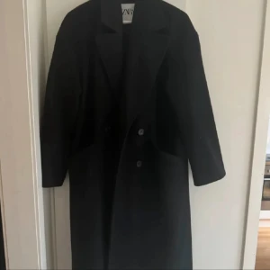 Zara kappa  - Säljer min super snygga kappa från Zara i storlek Xs, lite overzize i stl. Endast använd en gång och köptes förra vintern. Nypris 899kr 💗