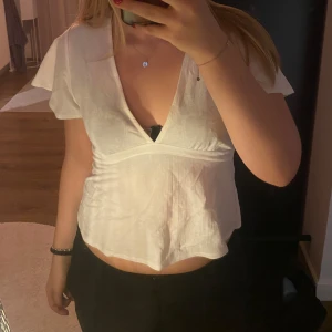 Vit topp ifrån Gina Tricot - Vit topp ifrån Gina🤍 Endast använd fåtal gånger🎀 Strl S