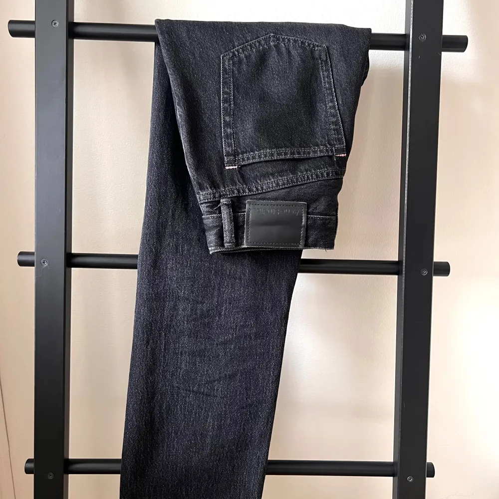 Size 26/32 - used a few times but are in very good condition.   Description: Mece jeans are cut to a regular fit with a high waist, straight leg and cropped length. Made from rigid denim in a black wash with a button fly. The material is 100% cotton.. Jeans & Byxor.