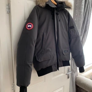 Canada Goose Jacka - Så snygg varm och trendig canada g jacka i svart, storlek M men passar också S.  Har vart en stor favorit i garderoben men säljes nu 💔💔💔💔   I fint skick men muddarna är lite trådiga ❤️❤️❤️