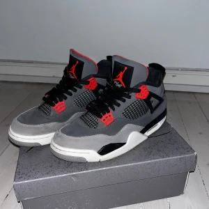 Air Jordan 4 Retro Infrared -  Säljer mina Jordan 4 för att jag har växt ur dom. Inte mycket använda, bara vid speciella tillfällen. De är i mycket bra skick och köptes på Restocks för 3 800 kr för ett par år sen.  9/10. Pris kan diskuteras 