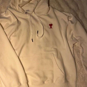 Ami Hoodie - Tjena hjälper en vän, då hans bank id inte fungerar. Kolla in ANB (4NB) på plick för en beskrivning och fler bilder på plagget, och sedan skriv till mig när du är redo att köpa!