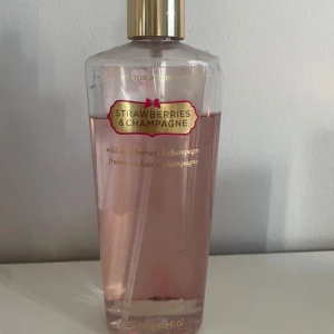 victoria’s secret parfym - Heej säljer alla mina victoria’s secret parfymer då jag inte samlar på dom längre och ärligt så har de inte passat mig i smaken heller. Vet att de finns folk som samlar på dessa så tänkte att e inser spelar någon roll att den är lite använd.