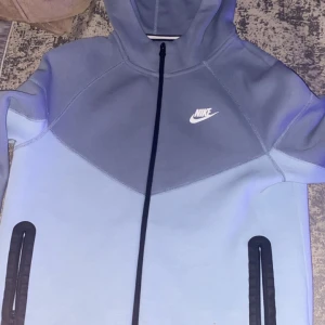 Nike tech, åldern: 13-15, passar Längd 165-170 - Jag köpte detta för 1099, från nike hemsida och jag säljer den för 550 kr pga den passar mig inte längre, pris kan diskuteras, Är knappt använd 