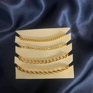 Armband  - Säljer många armband i guld i olika former  1 för 30 2 för 70 Alla för 100