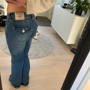 True religion jeans  - Lågmidjade true religion jeans som tyvär är lite förstora för mig, dem är i storlek W26 och är bootcut. Skriv för fler bilder eller frågor💓