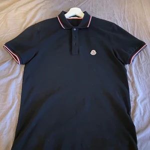 Moncler pike - Skön moncler pike helt ny i stort sett använd kanske 2-3 gånger i extremt bra skick. Priset inte spikat i sten