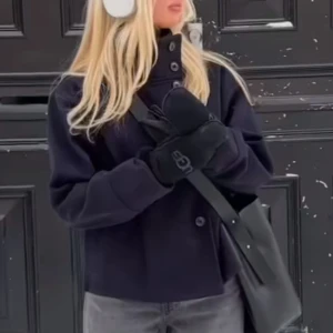 Kappa - Supermysig och fin nyköpt kappa från Gina tricot ”short felt jacket” i svart. Aldrig använd pga fel storlek. Nypris 600kr mitt pris 400kr❤️ ( blå på 3 av bilderna men jag säljer en svart) 💗