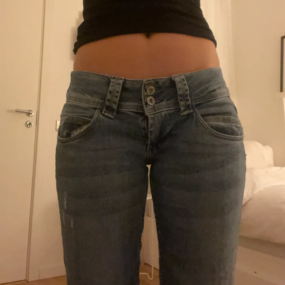 Säljer dessa snygga jeansen med hål och slitningar!! Bra skick, låg midjade och jätte bekväma!! Midjemått är 28 och länd är 32. Säljer för 200, frakt tillkommer!!🥰. Jeans & Byxor.