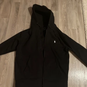 Polo Ralph lauren zip hoodie  - Polo Ralph lauren zip hoodie Storlek M men passar s Aldrig använt  Pris kan diskuteras vid snabb affär 