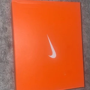 Hej säljer mina fotbollsskor , original pris 600 säljer för 500 kan ändra mig om det är snabb affär - Helt fläckfria. Säljer då jag inte får nån användning av dom