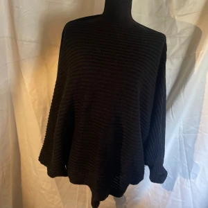 Poncho med armar  - En svart flowig poncho liknande tröja med ärm hål. Jag är tvungen att sälja för klarar inte av känslan av materialet.  Fick den av en kompis till familjen för några månader sen 