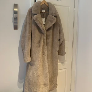 Jacka från Kappahl strl L - Jätte mysig jacka från Kappahl. Aldrig använd med lapp kvar. Köpte till min mamma men den passade inte. Storlek L. Skicka ett prisförslag