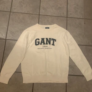 Vit Gant tröja - Fint skick, aldrig använd, är osäker på orginalpris men säljer denna för 400kr 13-14 år 158-164