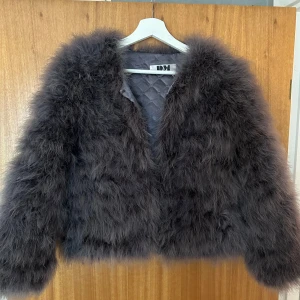Pälsjacka DM Retro - Jättefin och fluffig lila/mörkgrå jacka från DM Retro.  Köptes på second hand och endast använd en gång av mig.  Prutningar undanbedes. 