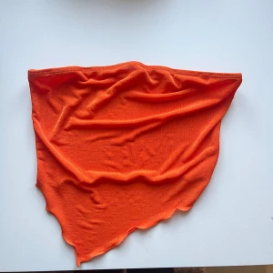Tubetop  - Cool asymmetrisk top i orange! Ganska genomskinlig.