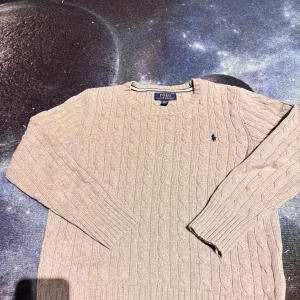 Säljer polo ralph lauren tröja - Säljer min stilrena kabelstickade polo ralph lauren tröja pga att jag har växt ut den. Tröjan passar både till en chill stil men även vid fina tillfällen. skriv för frågor.