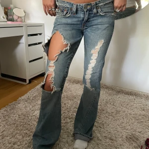 True religion jeans - Intressekoll på mina unika true religion jeans. Storleken är W27 och jag skulle uppskatta längden som L32/L34. Passar perfekt på mig som är 168cm. Säljer endast om jag får ett bra bud. Hör gärna av er💗om flera är intresserade kan det bli budgivning😊