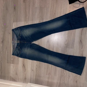 Lågmidjade blå utsvängda jeans - Från märket bigstar, säljer då de är för korta för mig som är 180cm lång men en så snygg blå wash. De är lite stretchiga och perfekt skick.
