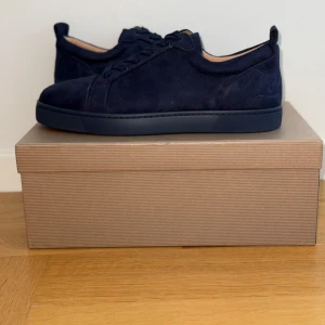 Christian louboutine navy blue - Ej använda då dem inte föll mig i smaken. Dustbag, kvitto, kort och låda följer med