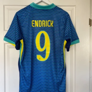 Endrick Brasilien fotbollströja  - Helt ny reprint av Brasilien med Endrick på rygg! Storlek Medium 