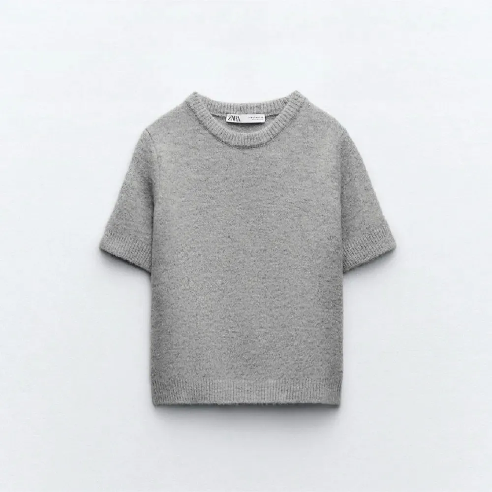 Trendiga stickade T-shirten från zara. Säljs då jag har flera liknande och måste rensa💕. Neuleet.