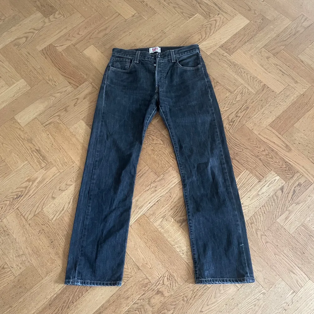 Storlek 30/30, fint skick säljer då de inte passar mig. Jeans & Byxor.