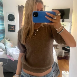 Stickad tshirt - Säljer denna stickade T-shirt💖 bra skick men lite nopprig💖 storlek S💖 90kr+frakt