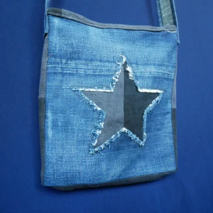 Handsydd axelväska "Signe"  - Blandade material, främst denim 100% återbruk Storlek: ca 27x24cm Band: ca 84cm Dragkedja: Nej Effekt: fet swag på stan