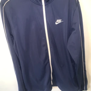 Nike tröja mörkblå - mörkblå nike tröja, storlek M men passar, Aldrig använt, jättebra skick, äkta, pris kan diskuteras