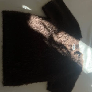 Fluffig stickad tröja  - En super mysig stickad tröja i en sån fin brun färg perfekt nu till hösten, endast använd en gång💕💕