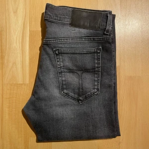 Tiger Of Sweden Jeans - Svarta Tiger of Sweden Jeans, säljes pga för små. Priset går att diskuteras.