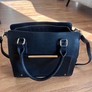 handväska - passar perfekt till skolan, får precis plats med dator och block! Bredd: 30cm, höjd: 25cm, djup: 13cm. axelbandet går att knäppa av och spänna in/ut. Helt oanvänd 