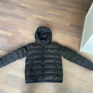 Gant jacka - Tja, säljer nu denna feta Gant jacka för att den är för liten! Knappt använd och är som ny, skick 10/10! Ny kostar 2500kr och säljer den för 799..