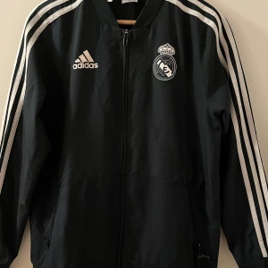 Real Madrid Addidas Tröja - Hej, säljer min real Madrid tröja nyskick 10/10 på tröjan 