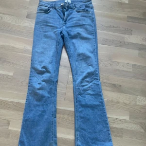 Bootcut Jeans ljus blå - Storlek 30/32 ett par ljus blåa bootcut jeans som är knappt använda och i bra skick,
