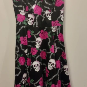 Rockabilly Klänning - Hearts and Roses - Storlek Small (40)  - Hearts and Roses Rockabilly klänning  Storlek S (40) väldigt lite använd, typ endast provad :) Nypris 699kr