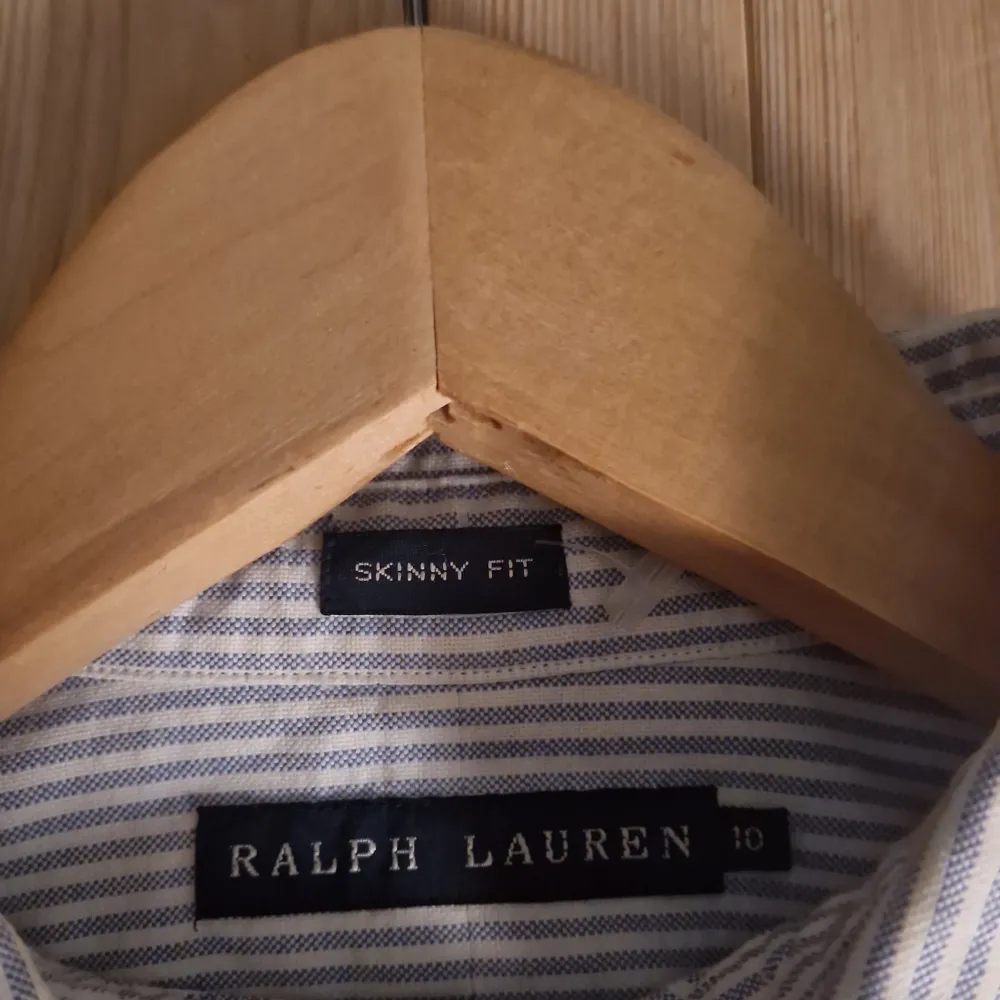 Ralph lauren skjorta| modelen är skinny fit| väldigt bra skick| jag däljer skortan för jag inte fått så mycket nytta av den| kontakta om du har några frågor, mvh Sam. Skjortor.