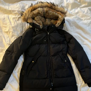 Parajumper longbear X smal  -  longbear jacka från parajumper intressekoll på denna  Kom med prisförslag och kom i chatten om ni vill ha fler detaljerade bilder inga fläckar och väldigt fint skick för några år på nacken 
